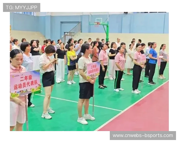 比赛现场气氛热烈，拉拉队加油声鼓舞选手士气